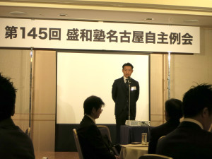 ※志スーツをお召しの関戸筆頭代表世話人